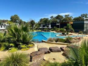 Stunning Lakeside Villa in River Front Resort with Pool, Moama
